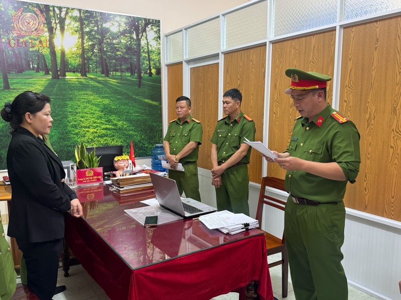 Cơ quan Cảnh sát điều tra, Công an tỉnh Gia Lai thi hành lệnh bắt bà Trần Thị Thu (áo đen) (Ảnh: Công an tỉnh Gia Lai).