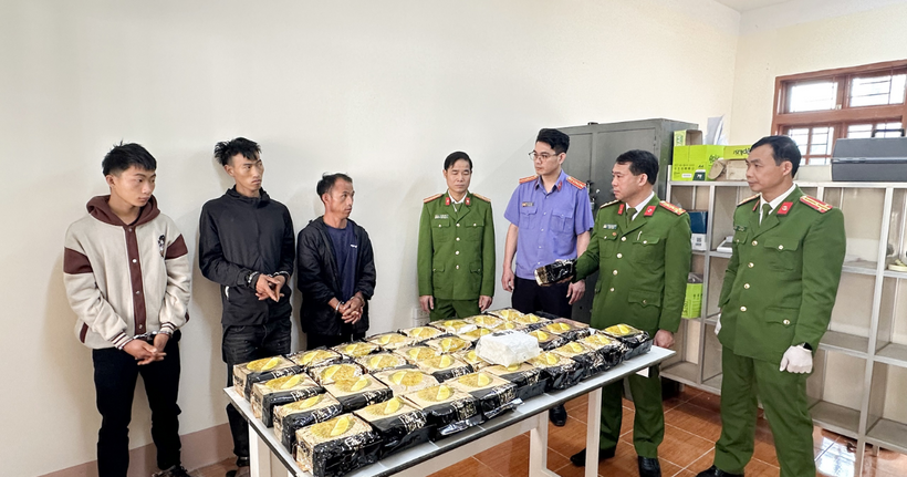 Đại tá Hoàng Vinh Hiển, Phó Giám đốc, Thủ trưởng cơ quan Cảnh sát điều tra Công an tỉnh Sơn La (thứ hai từ phải qua) trực tiếp chỉ đạo Ban Chuyên án. (Ảnh: Cao Thiên)