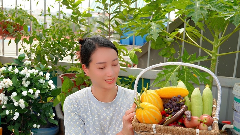 Theo thiết kế của gia chủ, hai khu vườn ban công có diện tích lần lượt là 30m2 và 12m2, riêng vườn sân thượng rộng khoảng 50m2. Các ban công tầng 2 và 3 được mở rộng bằng sàn sắt kiên cố, giúp gia chủ chỉ cần mở cửa là có thể bước thẳng ra không gian xanh. Đối với khu vực sân thượng, anh Ngọc phân chia thành hai phân khu rõ rệt với 30m2 trồng cây và 20m2 dành cho chăn nuôi, tạo nên một hệ sinh thái nhỏ khép kín ngay trên mái nhà.