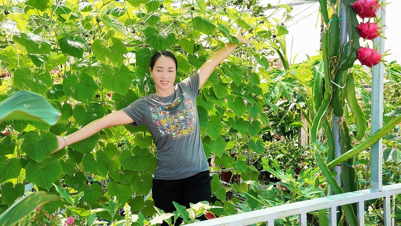 Đối với anh Ngọc, khu vườn không chỉ mang lại giá trị vật chất mà còn là nơi gắn kết tình cảm gia đình, giúp các thành viên vận động, hít thở không khí trong lành và cân bằng tinh thần sau những giờ làm việc căng thẳng.