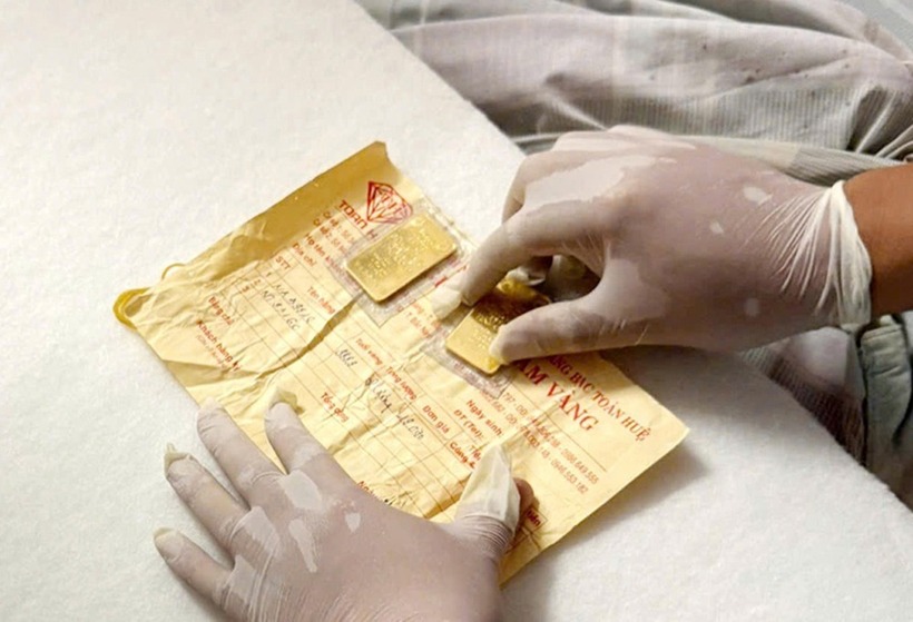 2 cây vàng Nam giấu trong nệm tại phòng ngủ của mình. Ảnh: Báo Bắc Ninh