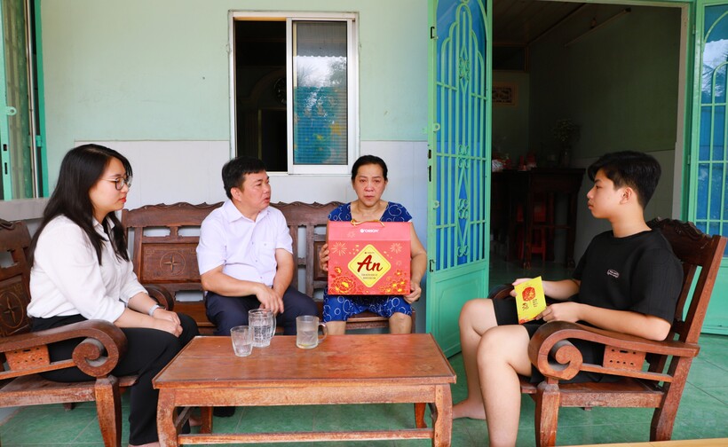 Đoàn EVNGENCO3 thăm, tặng quà Tết gia đình Em Nguyễn Tấn Kiệt (học sinh lớp 10) tại Phường Cát Lái, TP.HCM
