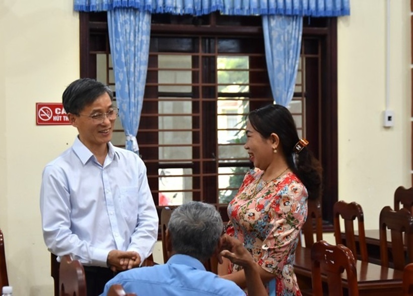 Ứng cử viên ĐBQH khóa XVI, Chủ tịch Hội Luật gia Việt Nam Nguyễn Khánh Ngọc trao đổi với cử tri.