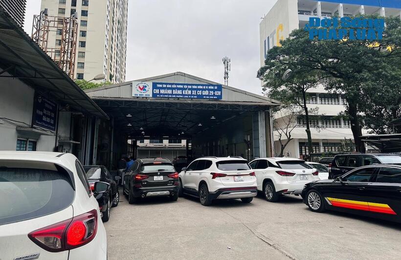 Ô tô xếp hàng đăng kiểm khí thải tại Hà Nội