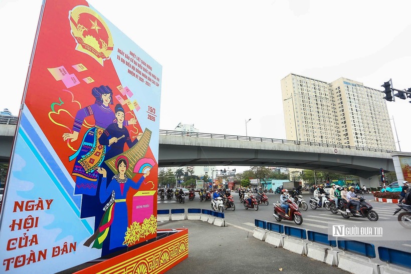 Ghi nhận của ĐS&PL trên các tuyến đường, phố ở Hà Nội, hàng trăm tấm pano cỡ lớn cùng băng rôn, khẩu hiệu đã được lắp đặt trang trọng, thể hiện khí thế, sự mong đợi, niềm tin của người dân Hà Nội về cuộc bầu cử diễn ra vào ngày 15/3, tới đây.