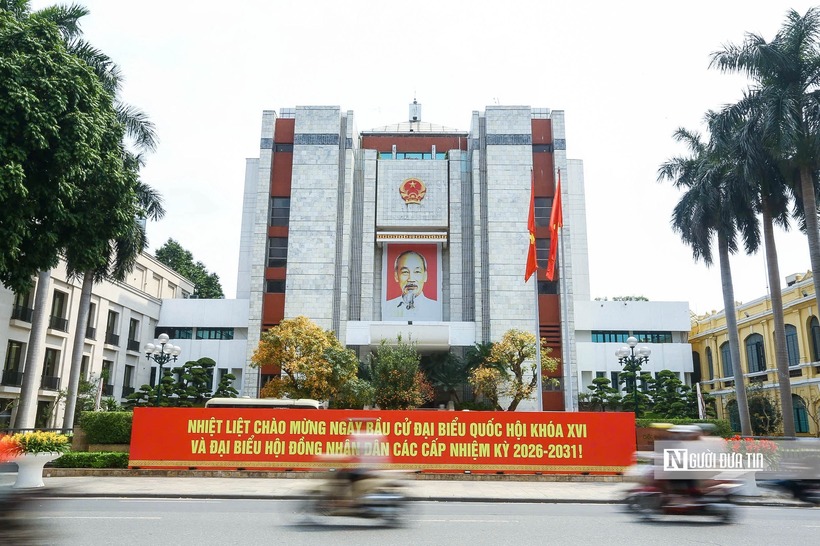 Theo đó, từ trụ sở UBND thành phố đến các nhà sinh hoạt cộng đồng khẩu hiệu trên đường phố về ngày hội bầu cử đã hiện diện rõ nét trong đời sống thường nhật của người dân Hà Nội.