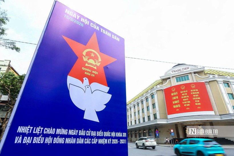 Những cụm pano cổ động được thiết kế bắt mắt, kết hợp hài hòa giữa màu sắc và thông điệp tuyên truyền về ngày hội ý nghĩa của non sông.