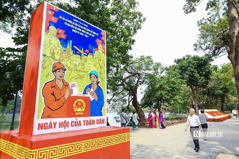 Pano cổ động trên được lắp đặt xung quanh khu vực hồ Gươm.