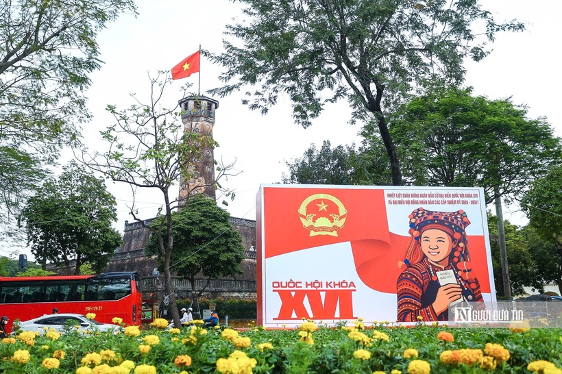 Pano cổ động trên đường Điện Biên Phủ đối diện Cột cờ Hà Nội.