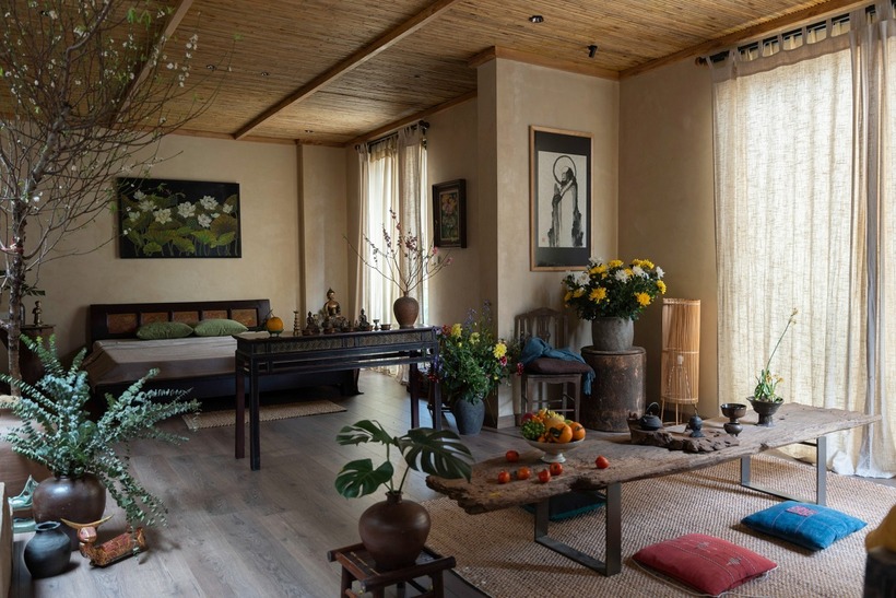 Để hiện thực hóa ý tưởng, anh thuê thợ lành nghề chuyên làm đình chùa về hỗ trợ, đồng thời trực tiếp điều phối việc dùng ròng rọc kéo từng cột kèo, vật liệu lên cao. Sau hơn một tháng miệt mài bê vác và lắp đặt, hình hài của một ngôi nhà cổ với bậc thềm lát gạch gốm màu da lươn, vách gỗ và mái ngói âm dương dần hiện rõ.