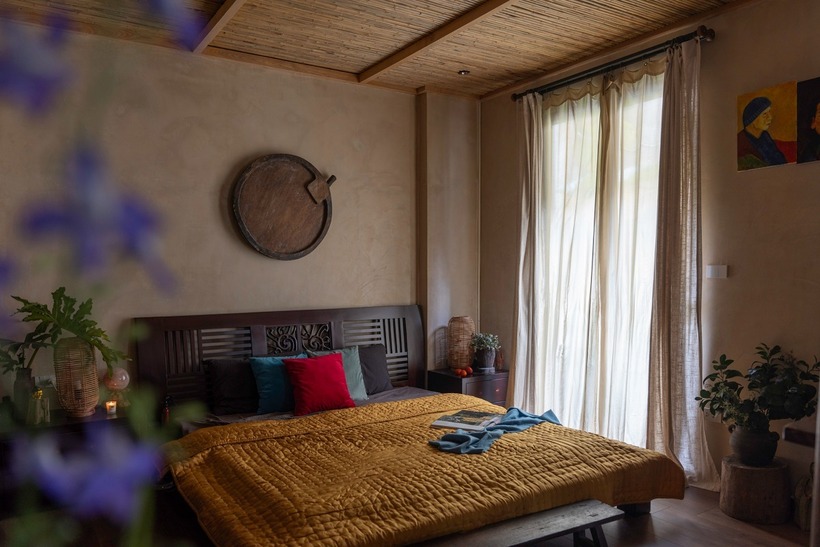 Không chỉ dừng lại ở tầng thượng, các tầng dưới cũng được anh Huy làm mới theo phong cách đồng nhất. Tại tầng 3 và tầng 4, các vách ngăn thạch cao khô cứng được thay thế bằng vật liệu truyền thống như thanh trúc và cột kèo gỗ sưu tầm.