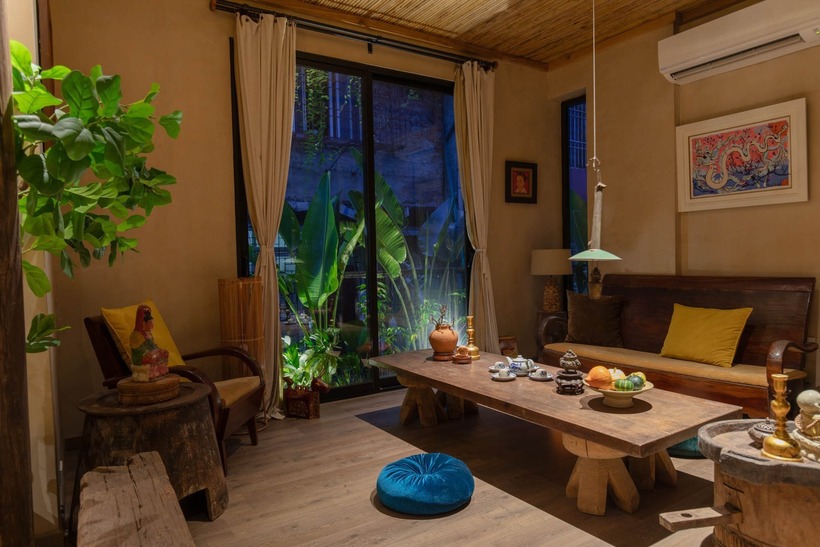 Tường nhà được sơn hiệu ứng giả đất, kết hợp cùng hệ thống cửa sổ mở rộng sát sàn, giúp ánh sáng tự nhiên tràn ngập khắp phòng. Những món đồ nông cụ, vật dụng xưa cũ mà anh tích góp nhiều năm qua nay được sắp xếp khéo léo, biến mỗi góc nhỏ thành một không gian trưng bày đầy hoài niệm.