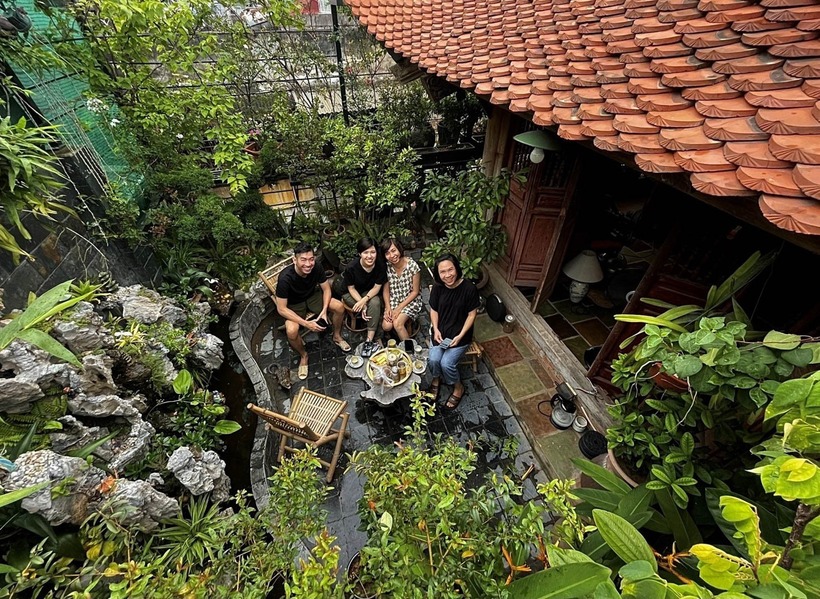 Sau nhiều năm đi vào sử dụng, ngôi nhà đã trở thành nơi gắn kết các thành viên trong gia đình. Thay vì tìm đến những quán xá ồn ào, anh Huy giờ đây thường mời bạn bè về nhà để cùng tận hưởng sự tĩnh lặng. Với anh, việc cải tạo không gian sống không chỉ là thay đổi diện mạo căn nhà mà chính là cách để vỗ về tâm hồn, tạo ra nguồn năng lượng tích cực cho cuộc sống bền vững giữa lòng đô thị.