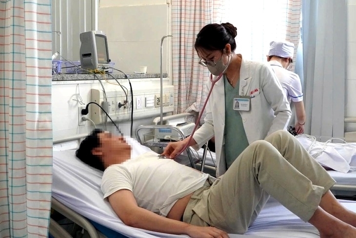 Một bệnh nhân nhập viện điều trị nghi bị ngộ độc thực phẩm sau khi ăn bánh mì. Ảnh: Tuổi trẻ