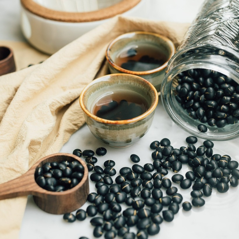 Hàm lượng protein trong đậu đen rất cao (chiếm khoảng 24%), bao gồm nhiều acid amin thiết yếu.