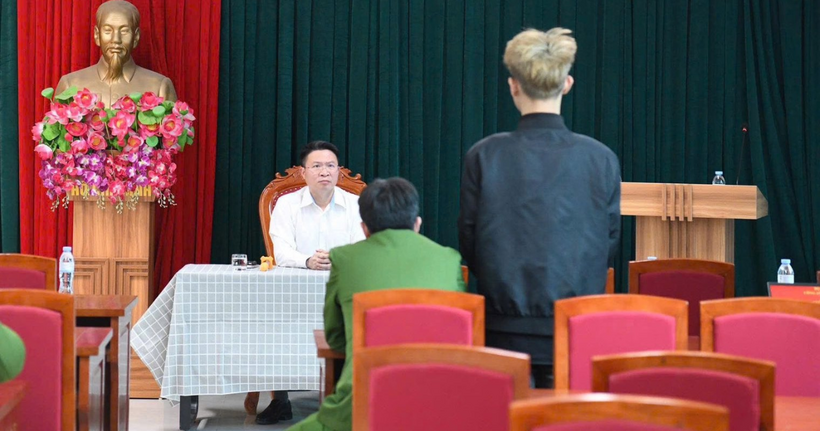 Thiếu tướng Nguyễn Minh Tuấn, Giám đốc Công an tỉnh và Đại tá Trương Quang Hải – Phó Giám đốc, Thủ trưởng Cơ quan Cảnh sát điều tra đã trực tiếp làm việc với các đối tượng để làm rõ một số nội dung thông tin ban đầu. (Ảnh: Công an Phú Thọ)