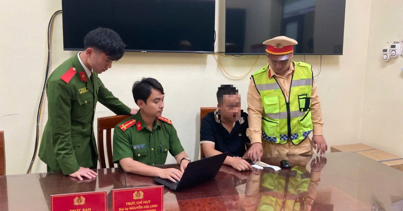 Lực lượng chức năng làm việc với lái xe vi phạm. (Ảnh: Công an Quảng Ninh)