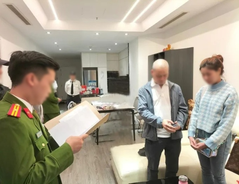 Cơ quan công an đọc các quyết định tố tụng với Đỗ Mai Khanh. Ảnh: Người lao động