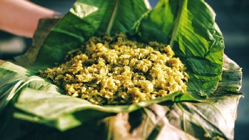 Mùa thu về, được thưởng thức gói xôi cốm bọc trong lá sen thơm ngon giữa tiết trời Hà Nội là thú vui yêu thích của nhiều người.