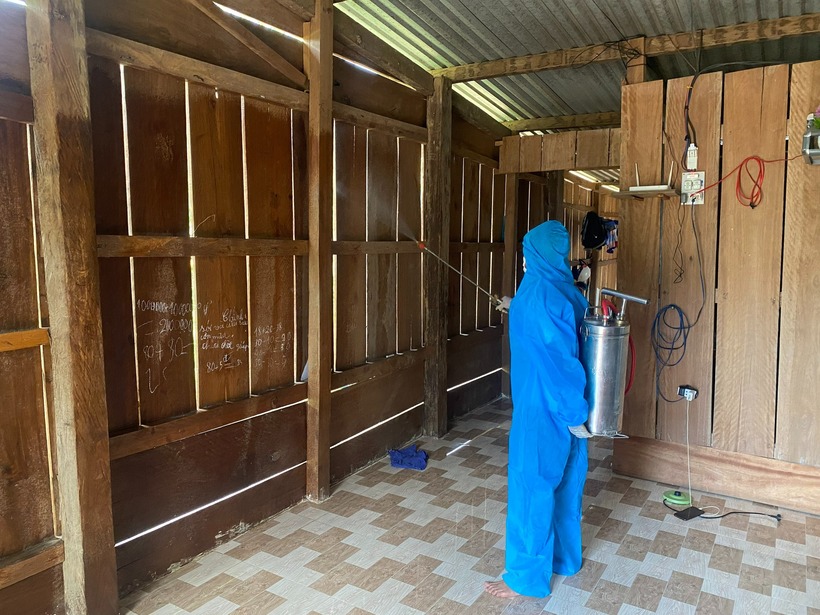 Phun hóa chất diệt muỗi truyền bệnh sốt rét. Ảnh: SK&ĐS.