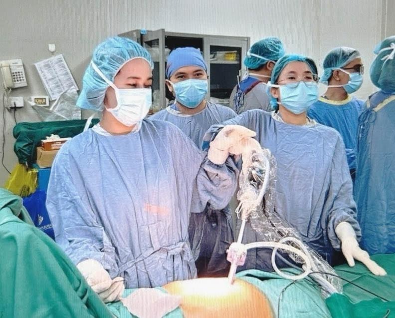 Các bác sĩ thực hiện ca phẫu thuật nội soi điều trị 2 bệnh ung thư cho bệnh nhân. Ảnh: SGGP.