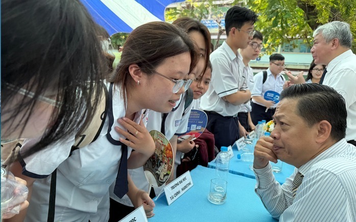 PGS- TS Lê Trung Đạo, Phó Hiệu trưởng Trường ĐH Tài chính - Marketing, tư vấn cho thí sinh. Ảnh: Người lao động