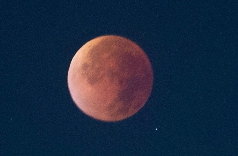 “Trăng máu” là cách gọi phổ biến của hiện tượng nguyệt thực toàn phần. Ảnh: Báo Tuổi trẻ.