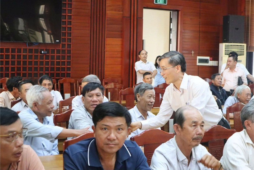 Ông Nguyễn Khánh Ngọc với cử tri tại phường Hội An, thành phố Đà Nẵng.