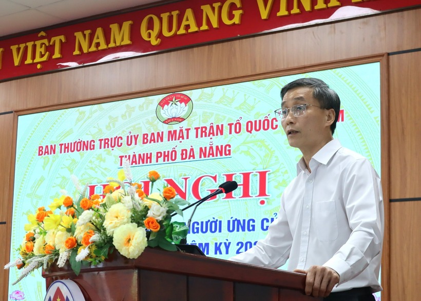 Ông Nguyễn Khánh Ngọc trình bày chương trình hành động với&nbsp;cử tri các xã: Thăng Bình, Thăng An, Thăng Điền và Thăng Trường, thuộc đơn vị bầu cử số 4, thành phố Đà Nẵng.
