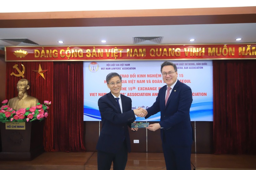 Chủ tịch Hội Luật gia Việt Nam Nguyễn Khánh Ngọc tiếp Chủ tịch Đoàn Luật sư Seoul, Hàn Quốc.