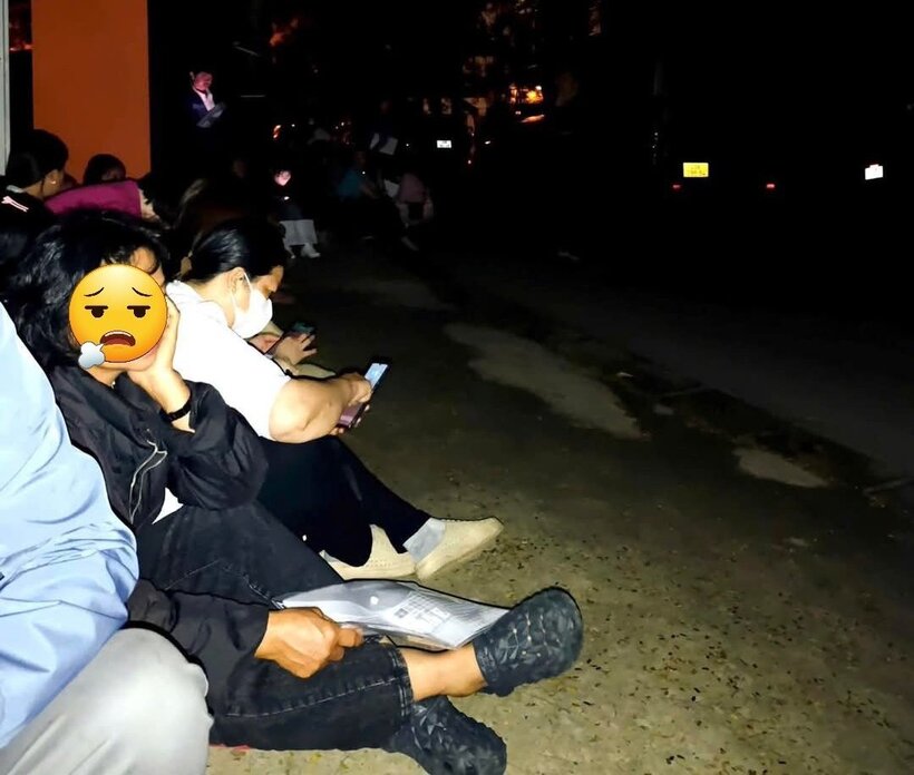 Nhiều phụ huynh xếp hàng từ sáng sớm để mua hồ sơ vào 10 cho con