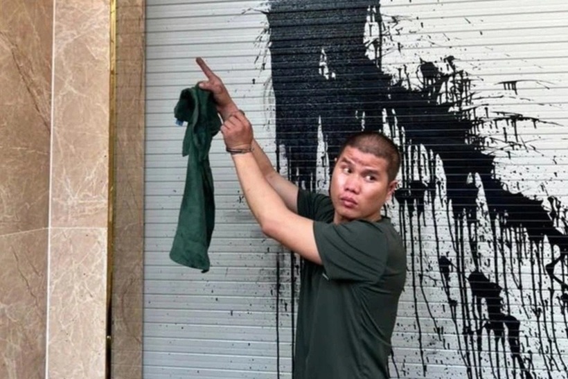 Gia Cốp tại hiện trường tạt sơn vào cửa tiệm vàng ở TP.HCM. Ảnh: Dân trí