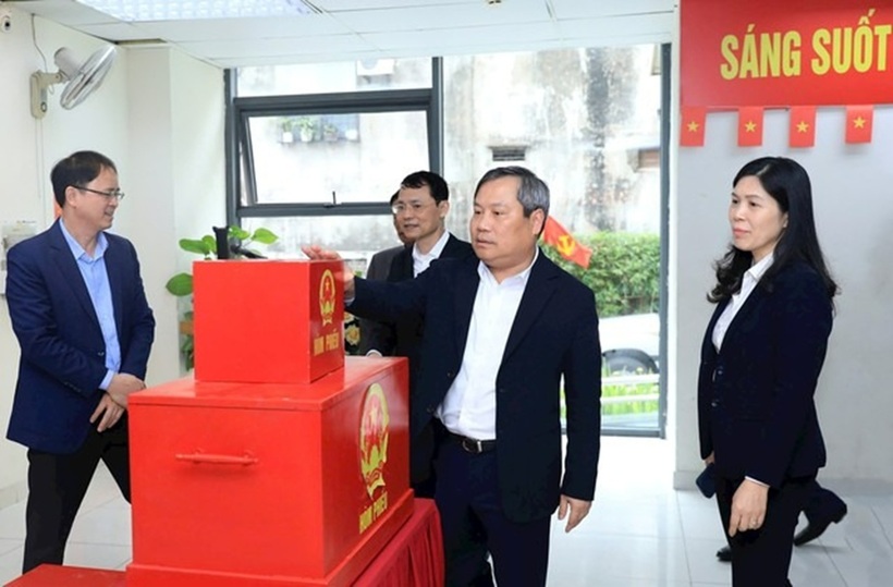 Chủ tịch UBND thành phố Hà Nội Vũ Đại Thắng kiểm tra công tác bầu cử tại phường Vĩnh Tuy.