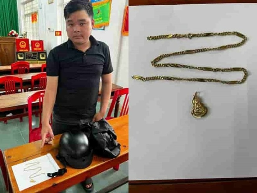 Đối tượng Khởi cùng tang vật vụ án cướp giật tài sản. Ảnh: Lao động