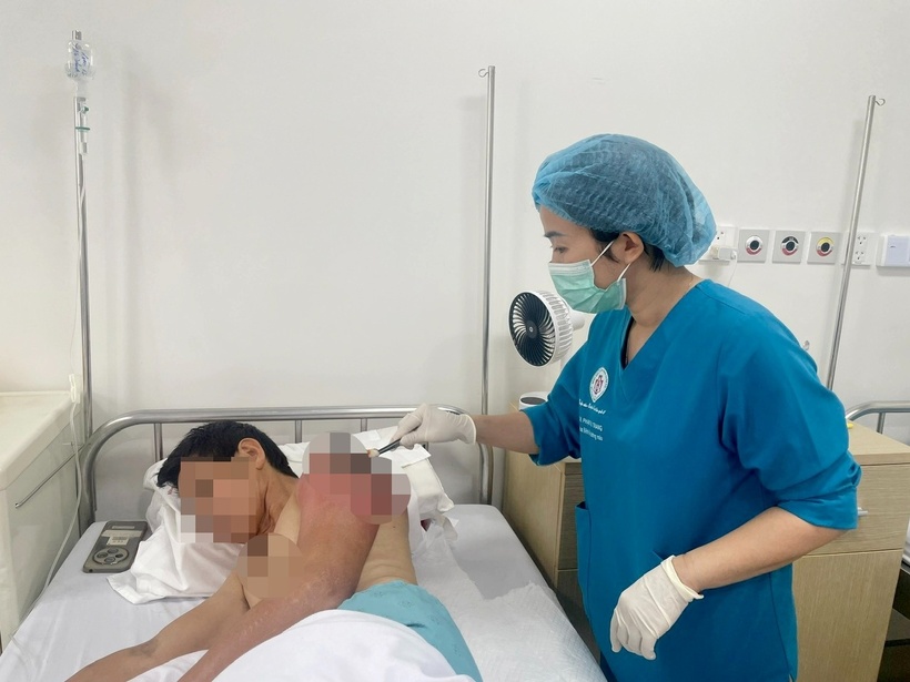 Điều dưỡng chăm sóc cho bệnh nhân H. Ảnh: BVCC.