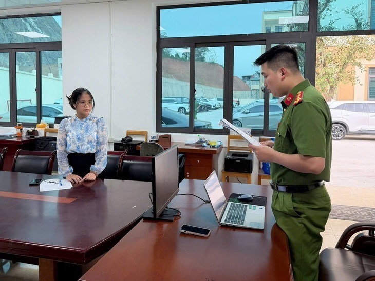 Cơ quan Cảnh sát điều tra Công an tỉnh Lào Cai công bố quyết định khởi tố bổ sung đối với bị can Nguyễn Thị Thanh Hiên. Ảnh: Công an tỉnh Lào Cai