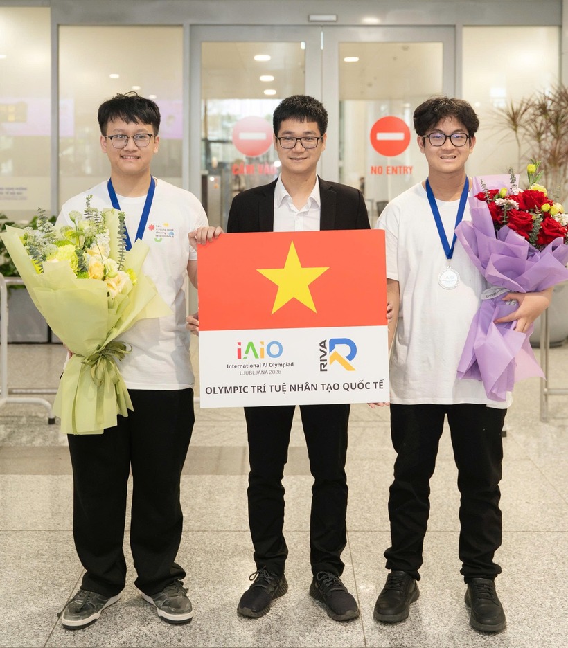 Trần Thuận Hiếu - Thầy chủ nhiệm Nguyễn Thanh Tùng - Phạm Nguyễn Đăng Huy ( từ trái qua phải). Ảnh: VTC News.