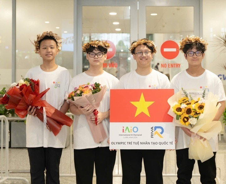 Bốn bạn thí sinh đại diện đoàn Việt Nam tham dự Olympic Trí tuệ nhân tạo quốc tế (International Winter AI Olympiad - IAIO) 2026. Ảnh: VTC News.