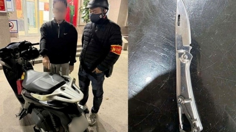 Tổ công tác 141 phát hiện sinh viên giấu dao trong cốp xe. (Ảnh: Công an Hà Nội)