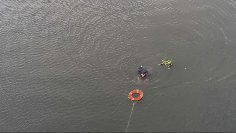 Lực lượng chức năng thả phao cứu sinh từ trên cầu, đồng thời sử dụng cano tiếp cận, đưa nạn nhân vào bờ an toàn. Ảnh: Báo Tiền phong.