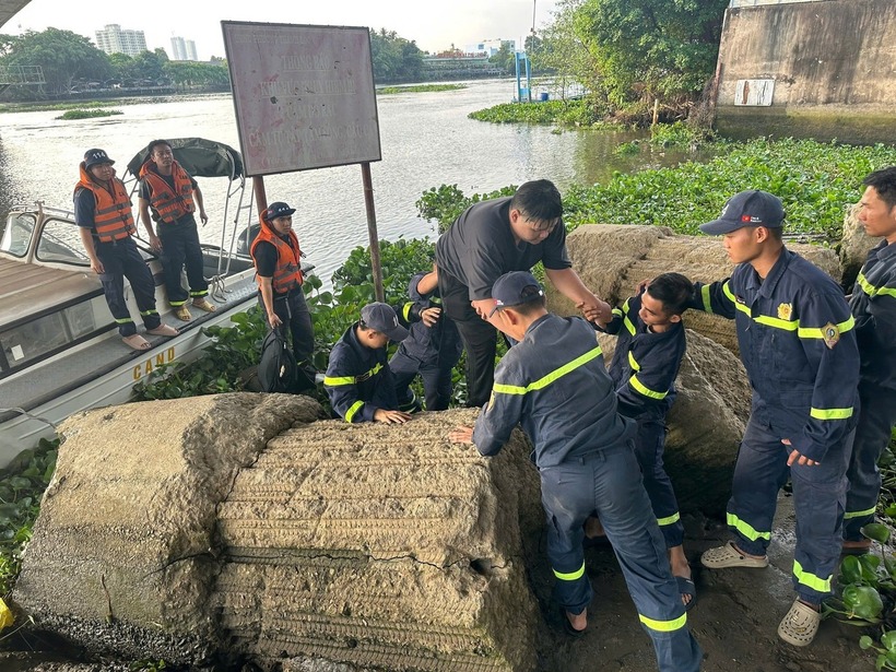 Cảnh sát nhanh chóng tiếp cận đưa nam thanh niên vào bờ an toàn. Ảnh: Báo Tiền phong.