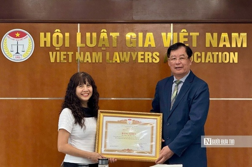 Phó Chủ tịch Thường trực Trần Công Phàn trao Bằng khen cùng quyết định của Chủ tịch Hội Luật gia Việt Nam cho bà Phan Thị Thu Hương.