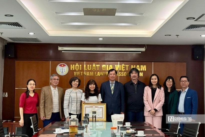 Các đại biểu chụp ảnh lưu niệm.