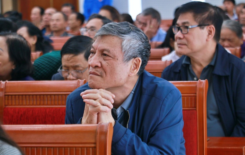 Các cử tri tập trung lắng nghe chương trình hành động của các ứng cử viên.