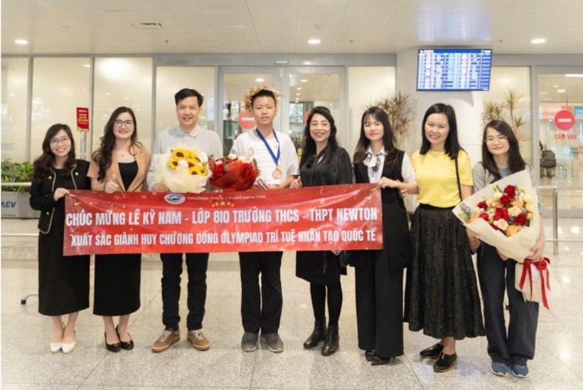 Ban Giám hiệu và thầy cô trường Newton đón Kỳ Nam ở sân bay. Ảnh: VnExpress