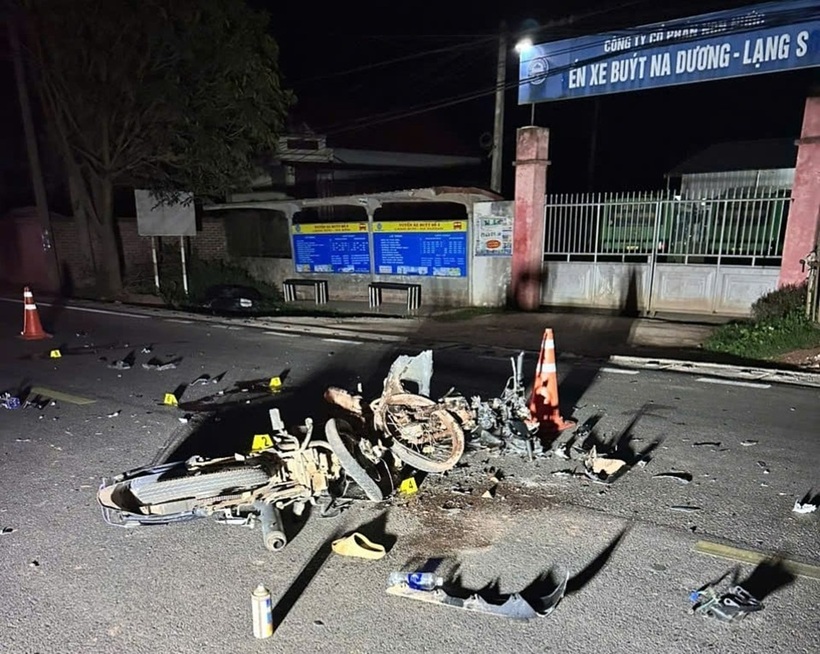 2 chiếc xe bị hư hỏng nặng. Ảnh: Dân Việt