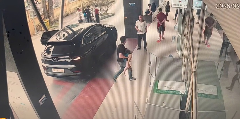 Cháu N.H.N (7 tuổi) được anh Duy Bình chấp nhận vượt đèn đỏ, lấn làn để đưa một cháu bé 7 tuổi bị hóc dị vật đi cấp cứu tại Bệnh viện Đa khoa Bắc Ninh (cơ sở 1). (Ảnh: Dân Việt)