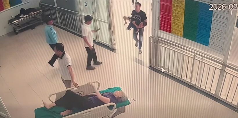 Tại khoa Cấp cứu, cháu bé được xử lý dị vật kịp thời và dần ổn định. Khi thấy cháu qua cơn nguy kịch. (Ảnh: Dân Việt)