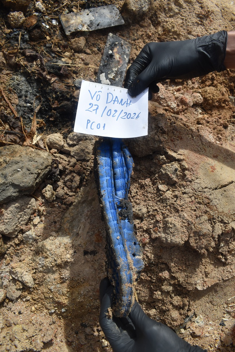 Đôi dép nghi của nạn nhân tại hiện trường. Ảnh: Công an TP.HCM