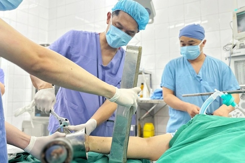 Bệnh nhân nhập viện khi bàn tay vẫn còn kẹt trong máy xay thịt. Ảnh: Người Lao Động.